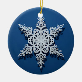Ornamento De Cerâmica Winter Sky Snowflake — Classic White on Blue