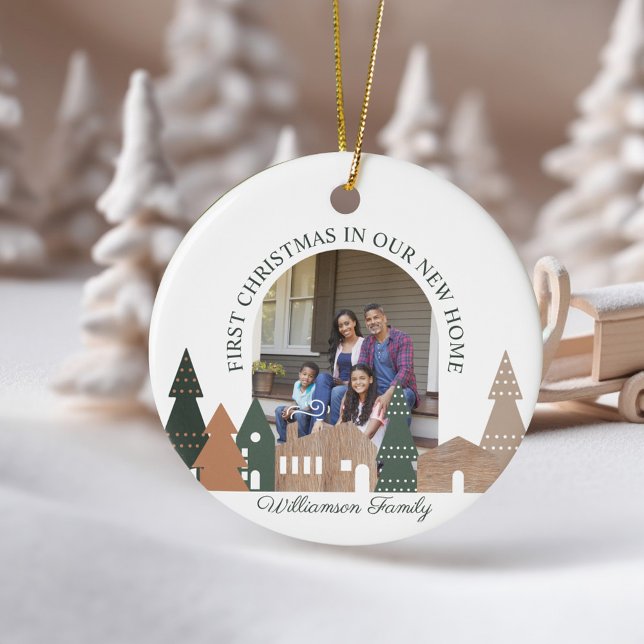 Ornamento De Cerâmica Winter Village Woodgrain Primeira Foto De Natal (Winter Village Woodgrain First Christmas Photo Ceramic Ornament)