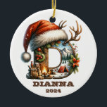 Ornamento De Cerâmica Wonderland de inverno - Letra D Santa Hat e Campfi<br><div class="desc">Celebre a estação com este ornamento encantador com a letra rústica "D", tocada com um chapéu de Papai Noel festivo e chifres de renas. Dentro da letra, é uma cena de inverno, completa com uma fogueira, montanhas cobertas de neve, pinheiros, e uma tenda encantadora, criando um ambiente ao ar livre....</div>