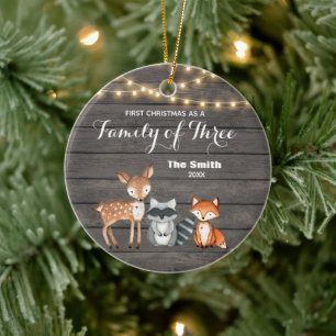 Ornamento De Cerâmica Woodland Animal First Christmas como uma família