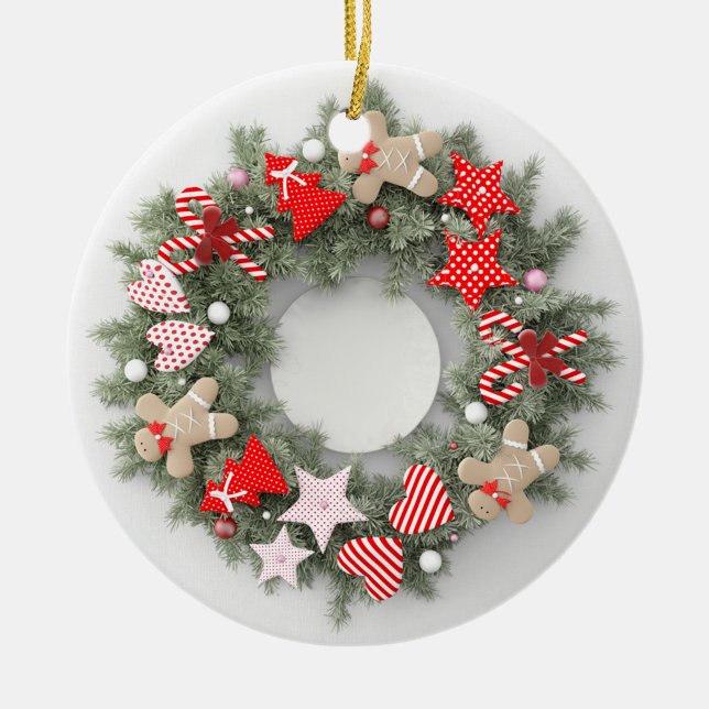 Ornamento De Cerâmica Wreath Natal (A festive Christmas ornament features a circular wreath made of green pine needles.)