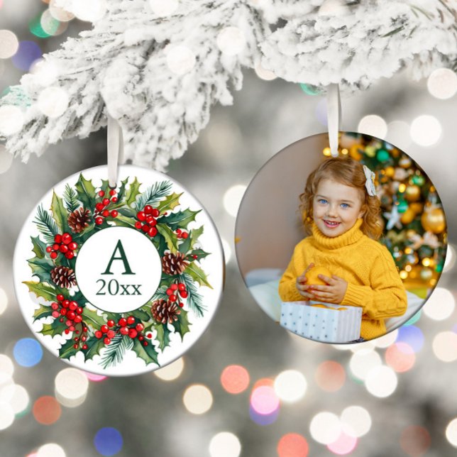 Ornamento De Cerâmica Wreath Pinecones Berries Fotografia Ano do Monogra (Christmas wreath/monogram photo Christmas ornament)