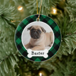 Ornamento De Cerâmica Xadrez de Buffalo Verde Foto Personalizada De Pet<br><div class="desc">Personalize este design de ornamento de xadrez verde e preto festivo para verificação de búfalos com uma foto do seu cachorro com o primeiro nome no nome do monograma do cão. Um presente de excelente para amantes de cachorros, para celebrar o primeiro Natal de um filhote ou para estimar a...</div>