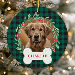 Ornamento De Cerâmica Xadrez Negra e Verde Cachorro Foto Fúria de Natal<br><div class="desc">Adicione um toque rústico à sua decoração de férias com esta personalizada fotografia de cão de xadrez de búfalo verde e preto, ornamento de natal. Apresentando uma coroa festiva com folhas verdes e bagas ao redor da foto de seu animal de estimação, esta ornamentação é perfeita para amantes de cachorros...</div>
