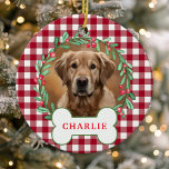 Ornamento De Cerâmica Xadrez Vermelha e Branca Cão Foto Fúria de Natal<br><div class="desc">Adicione um toque rústico ao seu decoro de férias com esta foto personalizada de cão de xadrez de búfalo vermelho e branco, que é o ornamento de natal. Apresentando uma coroa festiva com folhas verdes e bagas ao redor da foto de seu animal de estimação, esta ornamentação é perfeita para...</div>