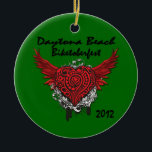 Ornamento de Daytona Beach Biktoberfest 2012<br><div class="desc">Aqui nós temos um coração do estilo do tatuagem com Daytona Beach Biketoberfest 2012 no texto preto. Este ornamento é mostrado com um fundo verde qual você pode facilmente mudar clicando o botão da personalização e para editar então escolha o fundo do menu de gota para baixo e escolha sua...</div>