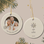 Ornamento de Floco de Neve de Foto Personalizado d<br><div class="desc">Crie memórias animadoras nesta temporada de festas com nosso "Ornamento Floco de Neve Personalizado da Família." A frente deste ornamento requintado mostra seu nome familiar contra um fundo leve, simbolizando unidade e amor. O que torna este ornamento realmente especial é a foto da família enquadrada por um floco de neve...</div>