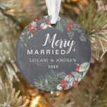 Ornamento de Folhagem de Berry de Chalkboard Casad<br><div class="desc">Este ornamento rústico é perfeito para um novo casal. Apresenta um fundo de madeira com cor d'água folhas de inverno e bagas vermelhas.</div>