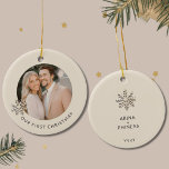 Ornamento de Foto de Natal do Casal Elegante<br><div class="desc">Celebre um marco especial com este Ornamento de Foto de Natal do Primeiro Casal Elegante. Prepare seu primeiro feriado junto como um casal com este adorno requintado com uma foto personalizável feita por um delicado floco de neve de ouro de champanhe sobre um fundo leve. A frente exibe elegantemente "Nosso...</div>