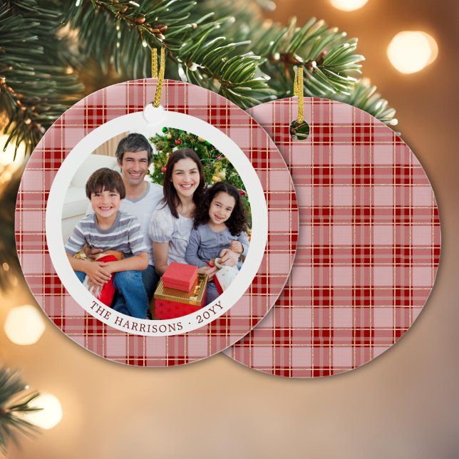 Ornamento de Fotos de Natal da Família Elegante Re (Elegant Red Plaid Family Christmas Photo Ornament)