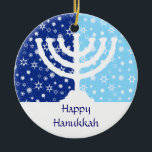 Ornamento de Hanukkah Menorah<br><div class="desc">O ornamento perfeito para a família inter-religioso. Um menorah de Hanukkah é mostrado em silhueta contra um campo da obscuridade e da luz - estrelas azuis e flocos de neve. Sua mensagem personalizada vai abaixo. Igualmente podem ser usadas como o fã, as trações da luz ou das cortinas ou a...</div>