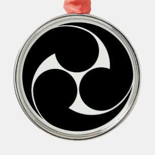 ORNAMENTO DE METAL 左 三 巴 (地 抜 き)