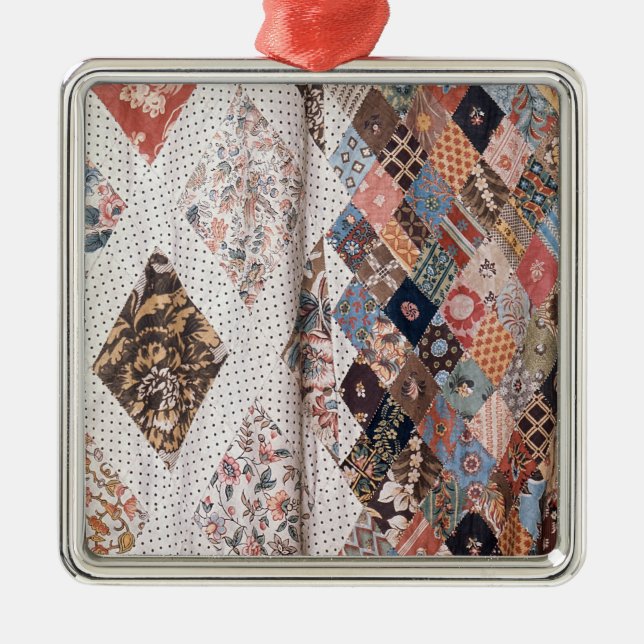 Ornamento De Metal 53: Detalhe de uma edredão de retalhos feita pela (Frente)