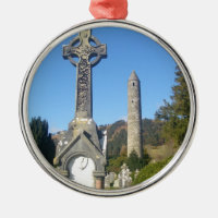 A cruz de Kevin da rua e torre redonda Glendalough