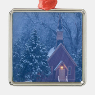 Ornamento De Metal A histórica Capela do Vale do Yosemite durante a 