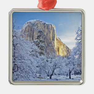 Ornamento De Metal A luz do sol atinge El Capitan com neve