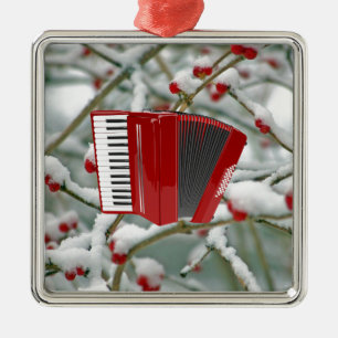Ornamento De Metal Acordeão Vermelho - Fundo de Bagas na Neve
