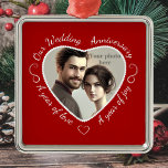 Ornamento De Metal Adicione uma foto ao botão do coração romântico<br><div class="desc">Que romântico! Adicione sua própria foto ao recorte em forma de coração dentro do quadrado deste ornamento. O quadro vermelho tem um texto branco que diz 'Nosso Aniversário de Casamento' no topo, e 'Um ano de amor', 'Um ano de alegria' em cada lado. Percorridos bonito e um coração de amor...</div>