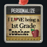 Ornamento De Metal Adoraria ser professor da rua | Vintage<br><div class="desc">Enfeites de natal de Professores do Primeiro Grau pronto para você personalizar. ⭐ Este produto é 100% personalizável. Gráficos e/ou texto podem ser adicionados, excluídos, movidos, redimensionados, mudados, rodados etc... 99% dos meus designs na minha loja são feitos em camadas. Isso facilita o redimensionamento e a movimentação de gráficos e...</div>