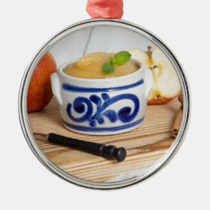 Ornamento De Metal Applesauce with cinnamon in stoneware bowl
