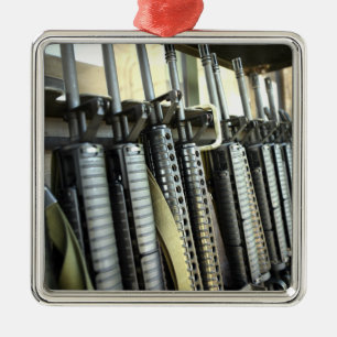 Ornamento De Metal As espingardas de assalto estão prontas na
