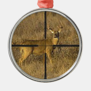 ORNAMENTO DE METAL ATRAVÉS DOS CAIRES.