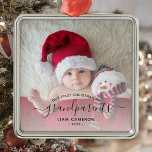 Ornamento De Metal Avós Primeiro Foto de Natal - Script Preto<br><div class="desc">Ajudem-nos a celebrar o seu primeiro neto com este belo ornamento moderno do keepsasawn. O texto de fora do preto diz "Nosso primeiro Natal como avós", com a palavra "avós" em um roteiro elegante, com flores antes e depois. Substitua facilmente a imagem de amostra pela sua foto favorita do novo...</div>