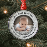 Ornamento De Metal Avós Primeiro Natal Uma Foto Faux Marble<br><div class="desc">Celebre o presente de precioso de seu mais novo membro da família com uma foto personalizada "Nosso Primeiro Natal como Avós" falso ornamento de mármore em metal. O quadro e toda a redação desta modelo são simples de personalizar. O design neutro por gênero é adequado para um novo bebê ou...</div>