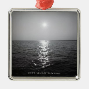 Ornamento De Metal Barco distante no oceano