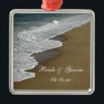 Ornamento De Metal Beach Wedding<br><div class="desc">Personalize o Ornamento Natural de Casamento de Praia com os nomes pessoais da noiva, noiva e data da cerimônia de casamento. Este ornamento nupcial de praia personalizado apresenta uma fotografia natural das ondas do oceano que caem na costa arenosa da Praia Velha do Orquard, em Maine.</div>