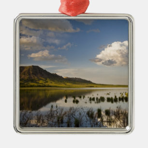 Ornamento De Metal Bear Butte se reflete no lago Bear Butte perto