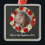 Ornamento De Metal Bebê Primeiro Quadro de Natal e Floral<br><div class="desc">Celebre seu primeiro Natal com seu filho com este quadro rústico e ornamento vermelho de coroa floral.</div>