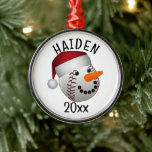 Ornamento De Metal Beisebol Snowman Natal<br><div class="desc">Um bonitinho bonitão vestindo um chapéu de Papai Noel. * Os ornamentos têm várias opções de estilo e forma disponíveis. * Os ornamentos cerâmicos são duplos (personalize frente e verso). * Escolha o estilo de fonte, a cor e o tamanho do texto para adicionar texto. * Adicione a cor de...</div>