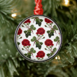 Ornamento De Metal Belas Rosas Vermelhas<br><div class="desc">Não há nada mais bonito ou elegante do que rosas vermelhas. As mesmas rosas que seu avô deu à sua avó ainda são uma atitude de classe hoje.</div>