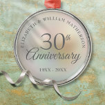 Ornamento De Metal Belo Aniversário de Casamento de Pearl 30<br><div class="desc">Apresentando uma linda pérola,  esta lembrança de aniversário de casamento de 30 chic pode ser personalizada com sua informação especial sobre aniversário de pérola em um fundo de pérola. Projetado por Thisnotme©</div>