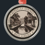 Ornamento De Metal Berkeley Primavera Crachá de Ilustração West Virgi<br><div class="desc">Primavera de Berkeley,  design de vetor retrovetor. Nestled nas montanhas da Virgínia Ocidental,  os Primaveras de Berkeley atraíram visitantes para suas primaveras quentes naturais e sua única cultura artística.</div>