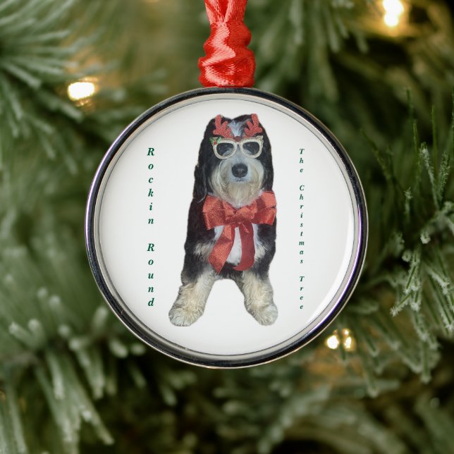 Ornamento De Metal Bernedoodle Dançando em Volta da Árvore de Natal (Árvore)