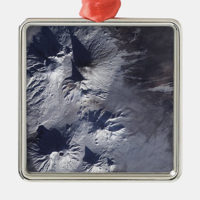 Ornamento De Metal Bezymianny Volcano exibe uma pluma modesta (Frente)