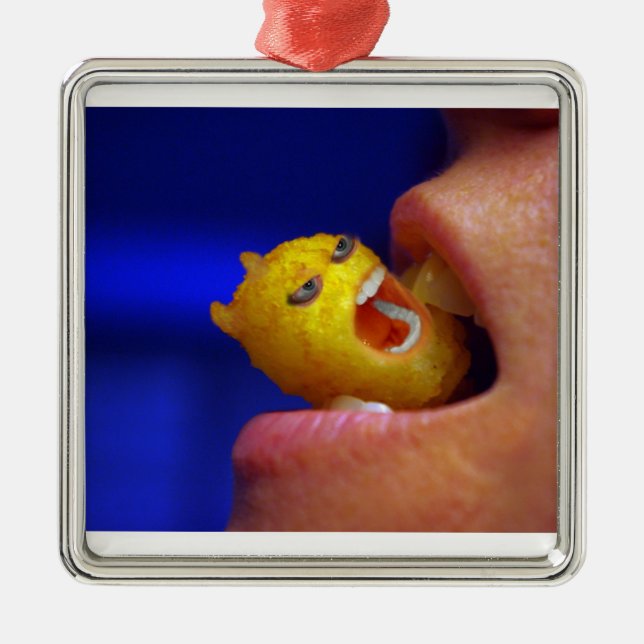 Ornamento De Metal Biting Tater Tot (Frente)