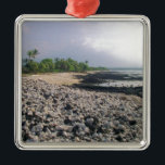 Ornamento De Metal Black Sand Beach no Havaí<br><div class="desc">Estas são fotos que são fotografadas dentro da minha família. Eles estão protegidos por direitos autorais e em nossa propriedade. Paisagem Havaiana aparece no continente. Alguns serão cruzados na categoria Groovy Pop Art. Estas incluem a água, um pôr do sol, golfinhos, uma árvore de morto que ignora a água e...</div>