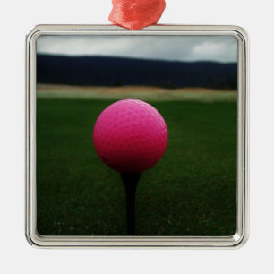 Ornamento De Metal Bola de Golfe Rosa em campo de golfe na montanha
