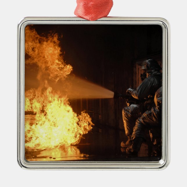 Ornamento De Metal Bombeiros extinguem uma pilha simulada (Frente)
