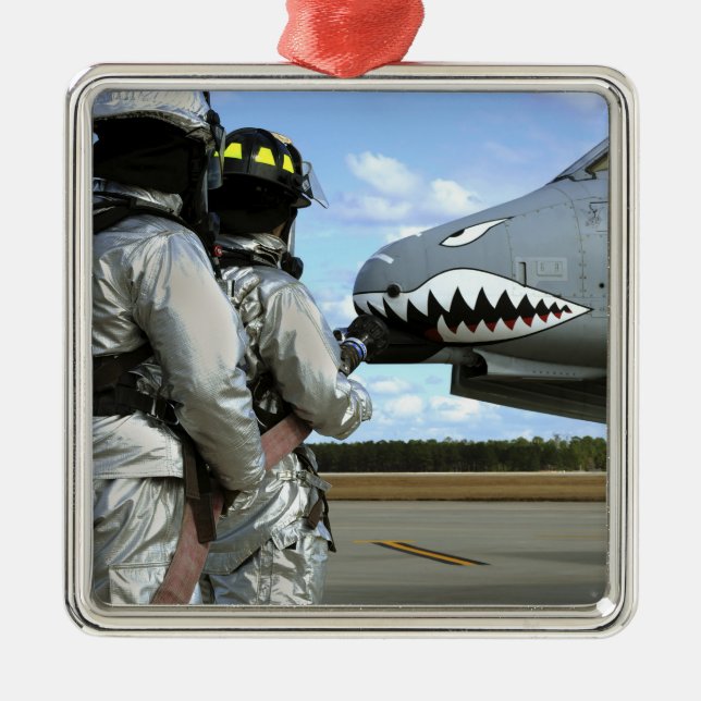 Ornamento De Metal Bombeiros implantam uma mangueira de incêndio dura (Frente)