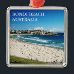 Ornamento De Metal Bondi Beach<br><div class="desc">Um ornamento prateado com uma imagem de Bondi Beach ou Bondi Bay, uma praia popular e o nome do subúrbio circundante em Sydney, Nova Gales do Sul, Austrália. Texto opcional. Bondi Beach fica a 4 milhas (7 km) a leste do distrito comercial central de Sydney, na área de governo local...</div>