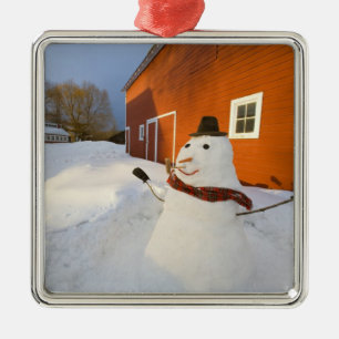 Ornamento De Metal Boneco de neve na frente do celeiro vermelho em