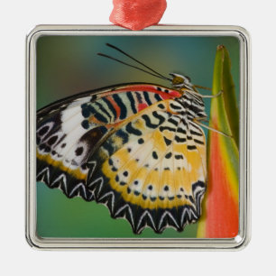 Ornamento De Metal Borboleta em Flor Tropical