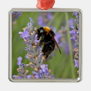 Ornamento De Metal Bumblebee alimentando-se de flores lavandas