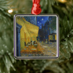 Ornamento De Metal Cafe Terrace à Noite | Vincent van Gogh<br><div class="desc">Cafe Terrace na Night (1888), de Vincent van Gogh, é uma representação luminosa e icônica de um confortável café ao ar livre em Arles, França, sob um céu estrelado à noite. O brilho amarelo vibrante do café contrasta lindamente com o azul profundo da noite, criando um ambiente quente e convidativo....</div>