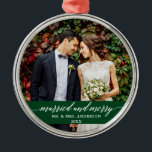 Ornamento De Metal Caligrafia Casada e Feliz Verde<br><div class="desc">Ornamento Verde Fotográfico de Casamento Elegante de Caligrafia Casada e Feliz</div>