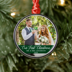 Ornamento De Metal Caligrafia Elegante Nosso Primeiro Natal Verde